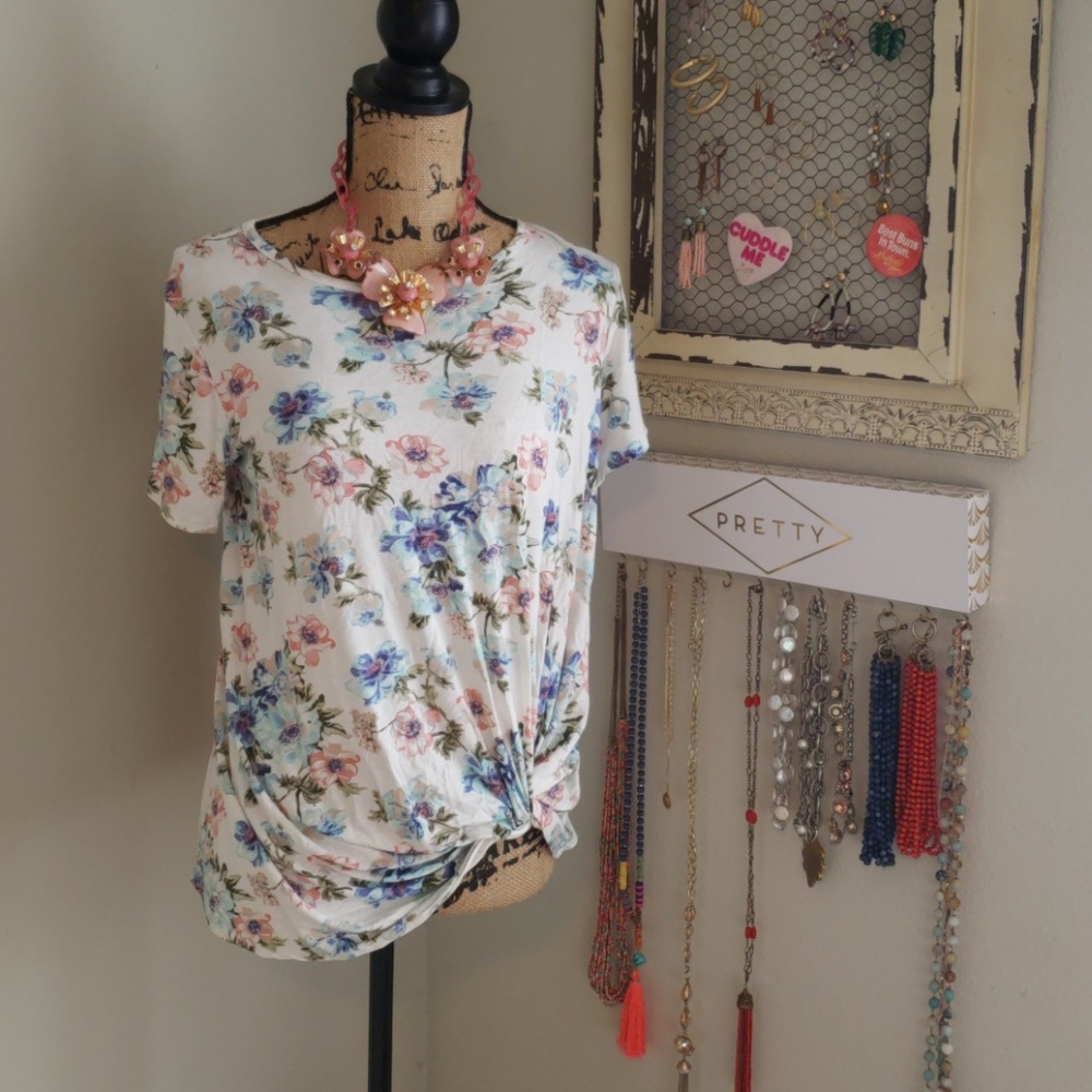 NWOT Knotted floral tee